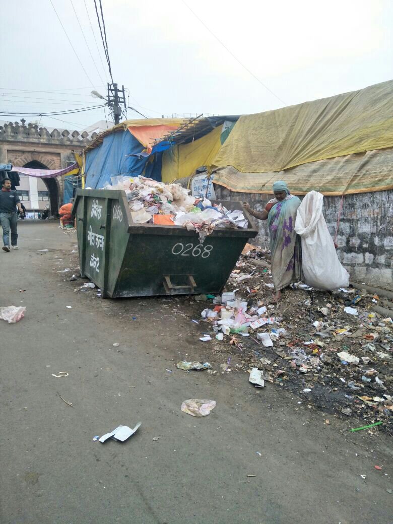 नगर निगम भोपाल की लापरवाही से शहर में फैल रहा है गंदगी व बदबू, नागरिकों में शासन प्रशासन के प्रति बढ रहा है नाराजगी | New India Times