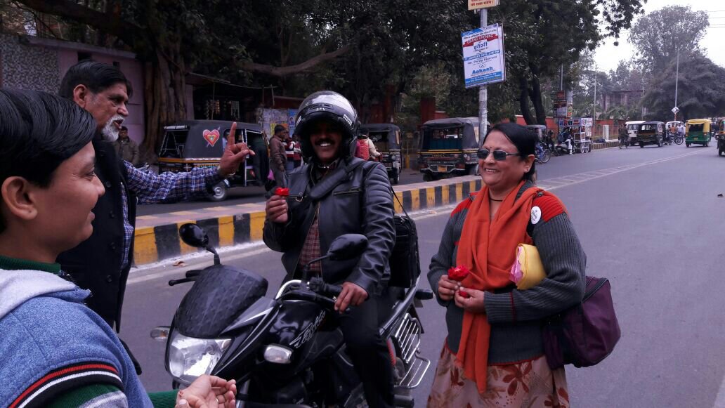 हेलमेट व सीट बेल्ट लगाने वाले चालकों को पुलिस ने गुलाब का फूल दे कर किया सम्मानित | New India Times