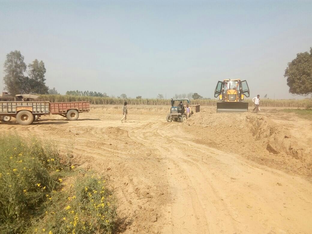 रज़ागंज क्षेत्र की उल्ल नदी के मनवापुर में प्रशासन की आंखों में धूल झोंक कर हो रहा अवैध मिट्टी व बालू खनन | New India Times