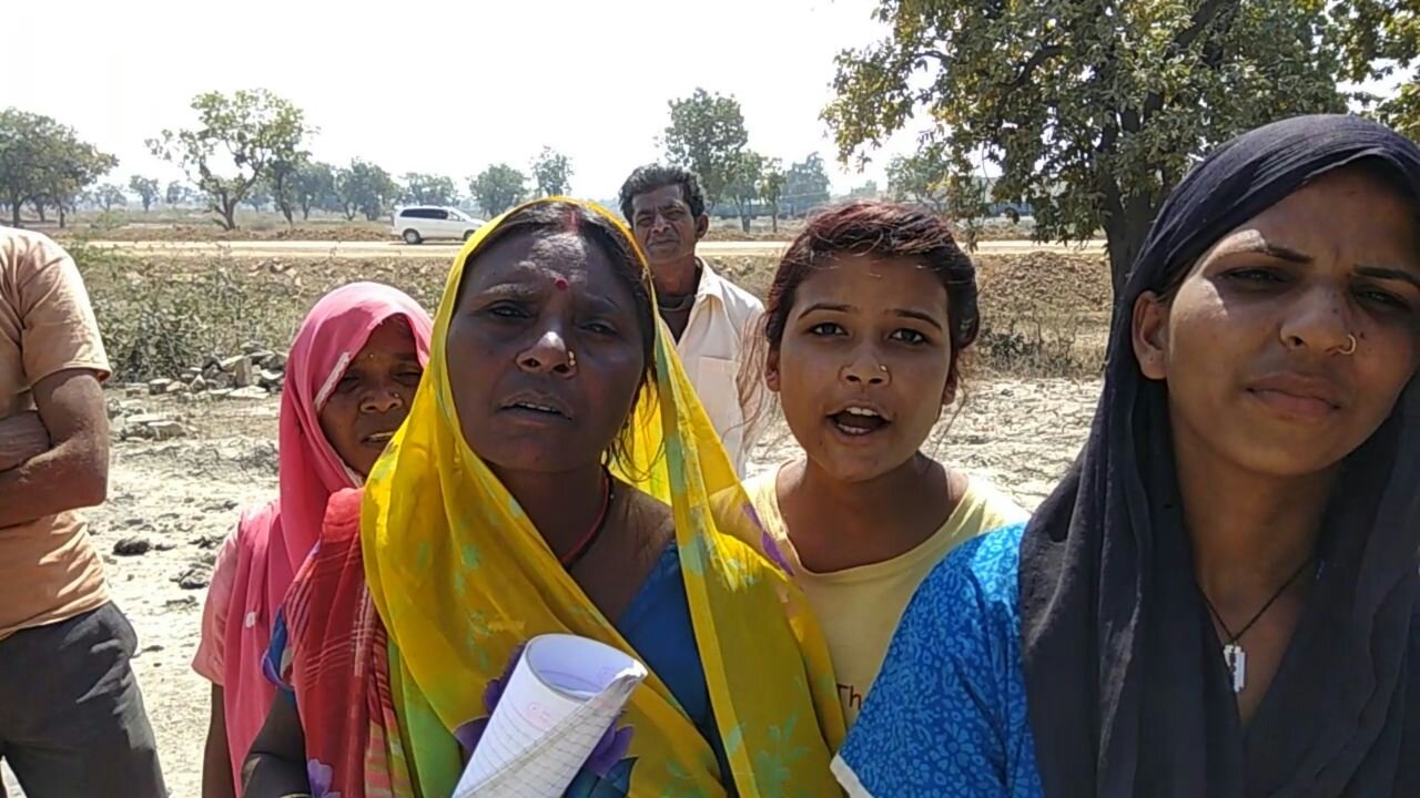 मूलभूत सुविधाओं से वंचित ग्रामीणों ने सडक पर उतर कर किया विरोध प्रदर्शन | New India Times