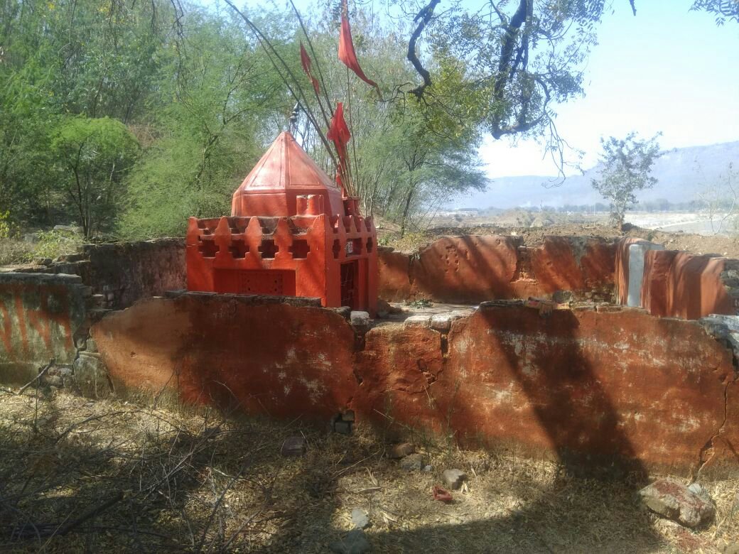 कैमोर एसीसी सीमेंट प्लांट हेड के आदेश पर तोडा गया मंदिर व दरगाह, लोगों में फैली नाराज़गी | New India Times