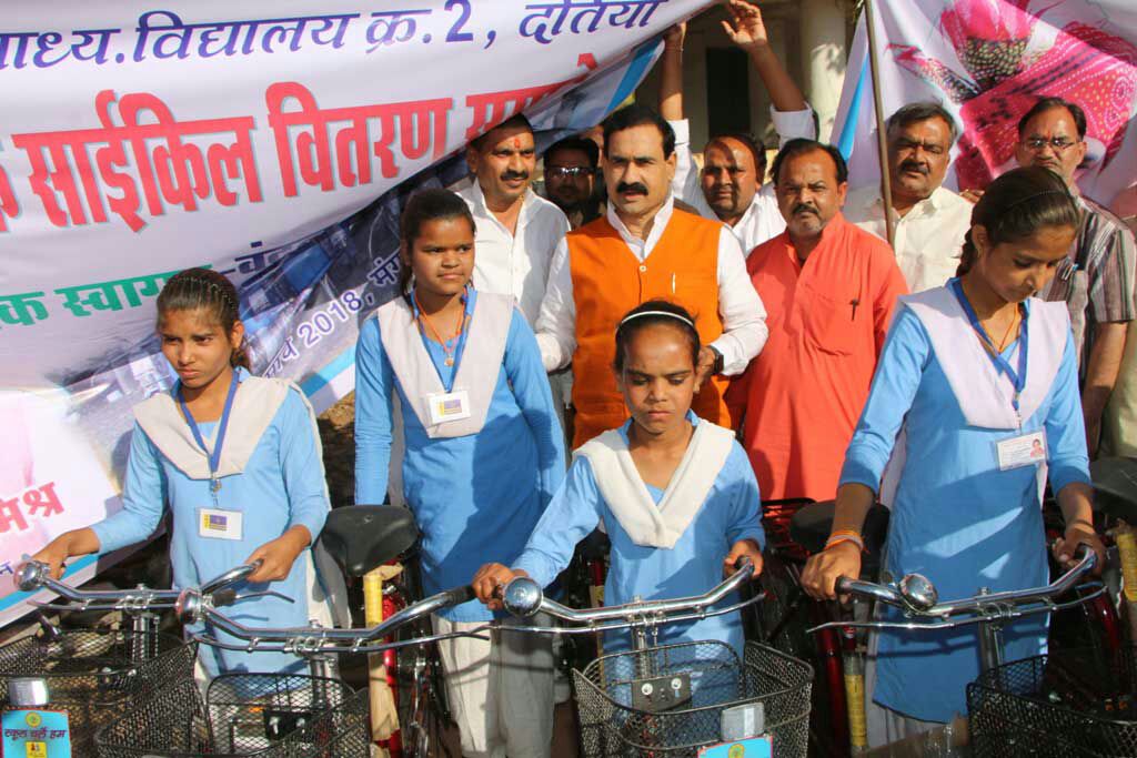 जनसम्पर्क मंत्री डॉ.नरोत्तम मिश्र ने छात्र-छात्राओं को नि:शुल्क वितरित कीं साइकिलें | New India Times