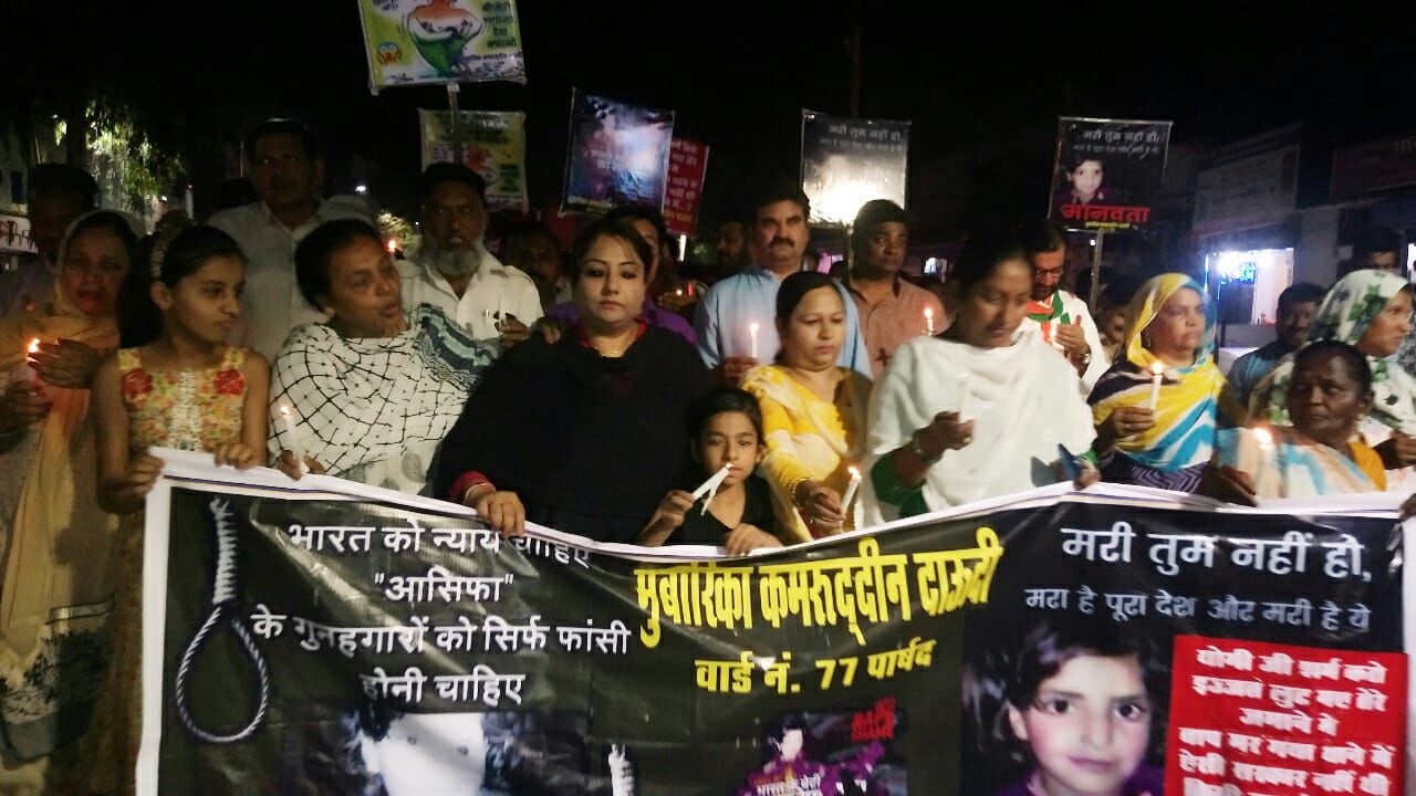 ठुआ रेप काण्ड को लेकर भोपाल के करोंद क्षेत्र में केंडल मार्च निकाल कर भोपाल में किया गया विरोध प्रदर्शन | New India Times