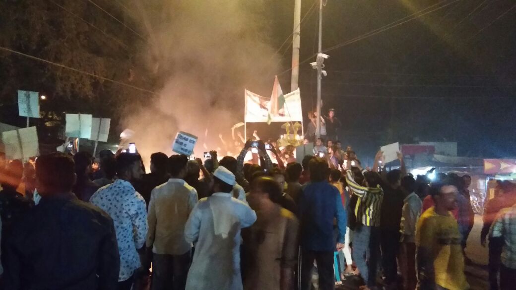 कठुआ घटना के दोषियों के लिये फांसी की सज़ा की मांग करते हुये भोपाल के रहवासियों ने केंडल मार्च कर किया विरोध प्रदर्शन | New India Times