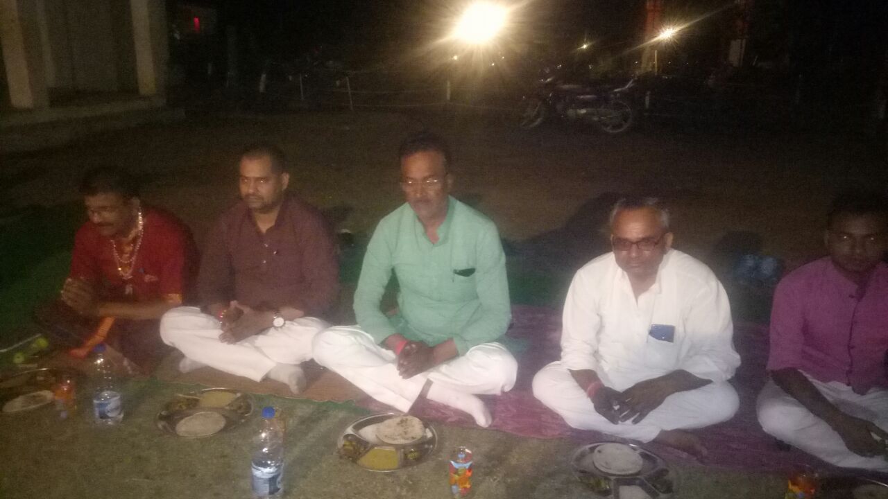 मियांपुर कॉलोनी में क्षेत्रीय विधायक लोकेंद्र प्रताप सिंह ने किया रात्रि चौपाल प्रवास | New India Times