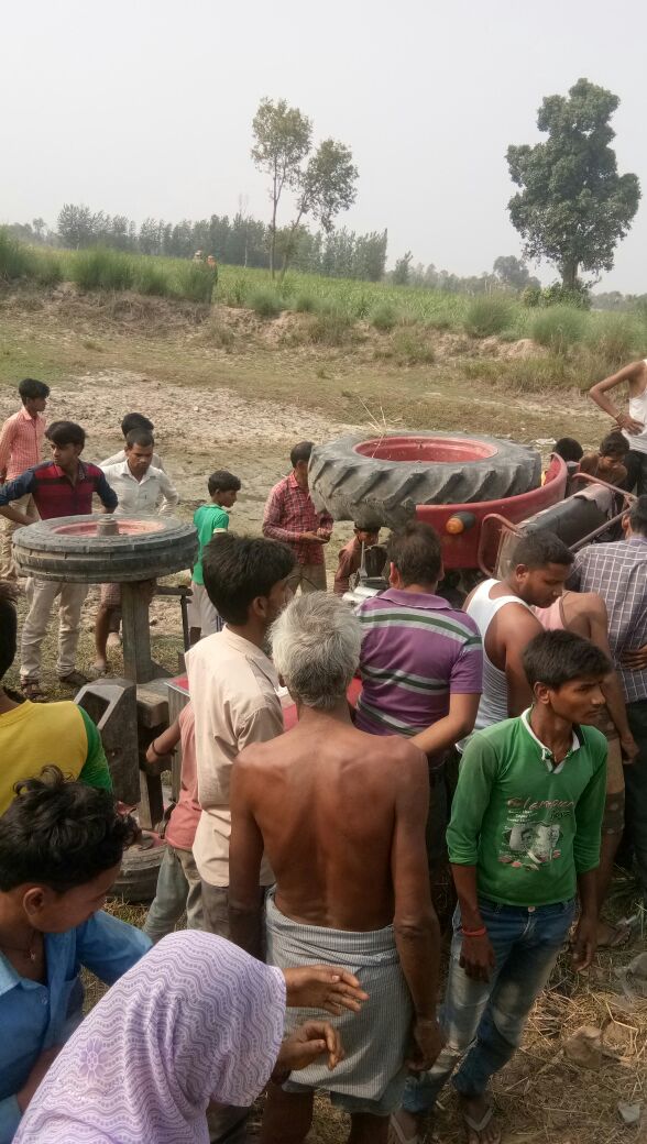 ग्राम सौंठन के पास तालाब में अनियंत्रित ट्रैक्टर पलटने से एक बुजुर्ग व एक युवक की हो गई मौत। | New India Times