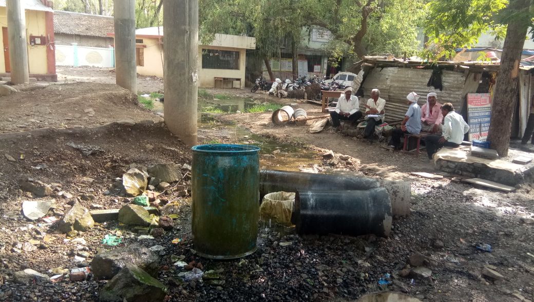अकोला नगर निगम जल आपूर्ति विभाग की लापरवाही से लाखों लीटर पानी की बर्बादी, फूटे हुए पाइपों पर प्रशासन नहीं दे रहा है ध्यान | New India Times