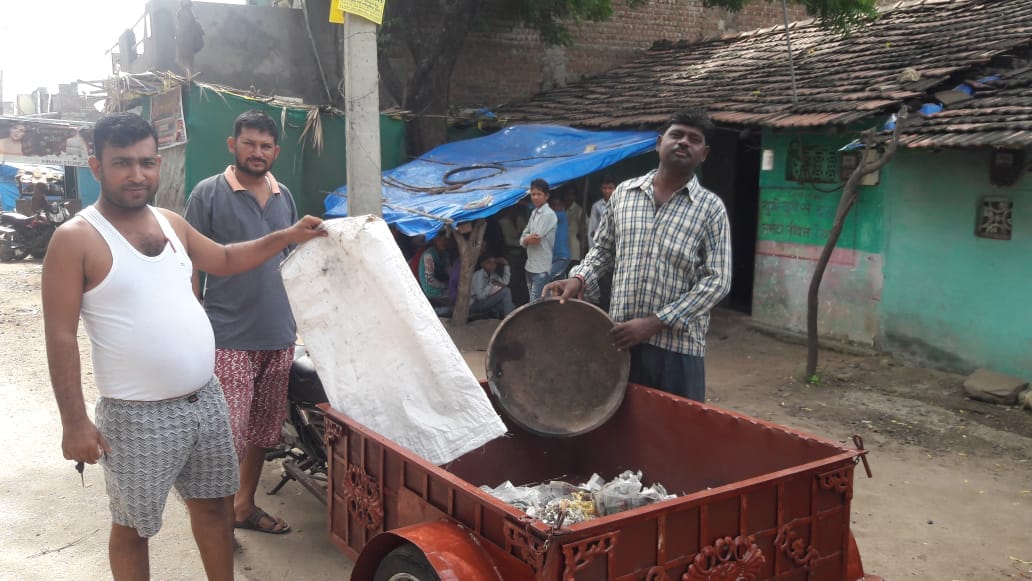 बाईक पर कचरा भरने की गाडी नजर आए तो समझ जाइए आप वालपुर आ गए, गांव के युवा ने जुगाड से तैयार कराई कचरा उठाने की गाडी | New India Times