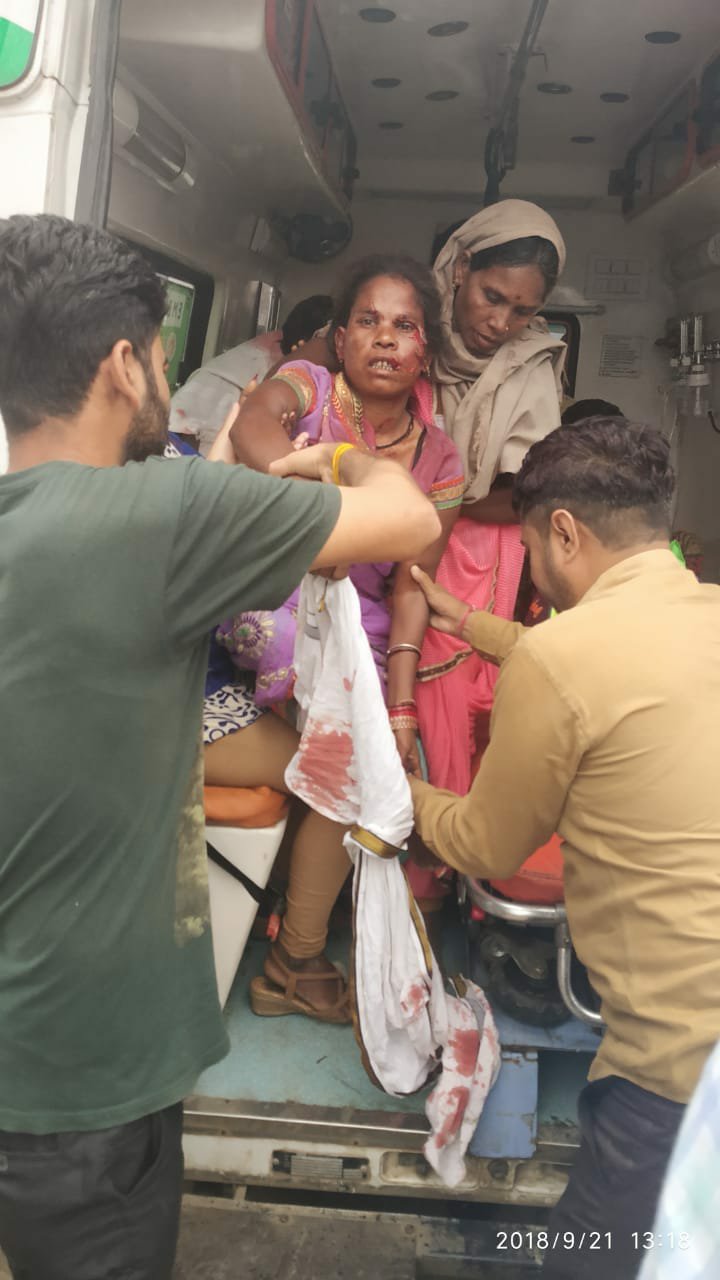 भीमगढ़ रोड पर जैन बस पलटी एक की मौत 16 घायल, आरटीओ और पुलिस की मिलीभगत की बलि चढ़ी मासूम बच्ची | New India Times