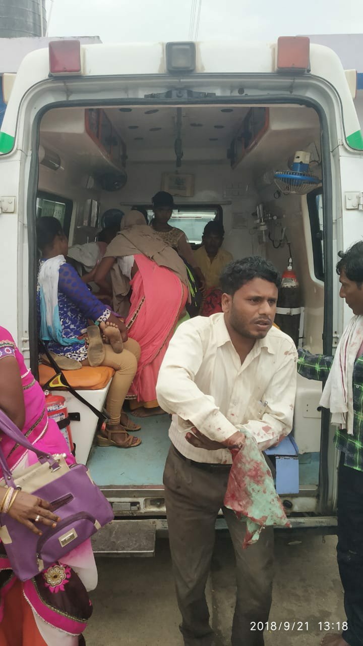 भीमगढ़ रोड पर जैन बस पलटी एक की मौत 16 घायल, आरटीओ और पुलिस की मिलीभगत की बलि चढ़ी मासूम बच्ची | New India Times