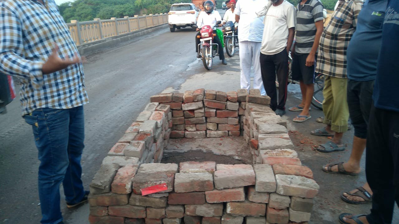 इटावा जाने वाले मार्ग में एक बार फिर से चंबल का पुल टूटा, राहगीरों को निकलने में होगी अब परेशानी | New India Times