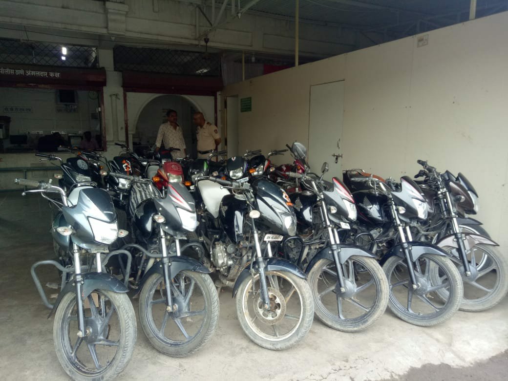 बाइक चोर गिरोह के तीन सदस्यों को पुलिस ने किया गिरफ्तार, 17 मोटरसाइकिलें बरामद | New India Times