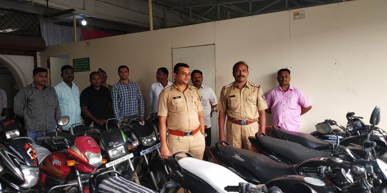 बाइक चोर गिरोह के तीन सदस्यों को पुलिस ने किया गिरफ्तार, 17 मोटरसाइकिलें बरामद | New India Times