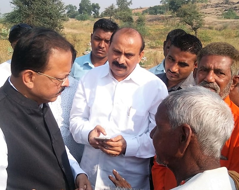 ज़िला सूखाग्रस्त केंद्र से आर्थिक सहायता प्राप्त करने के लिए करेंगे प्रयास: रक्षा राज्यमंत्री भामरे, प्रभावित क्षेत्रों का लिया जायजा और आर्थिक सहायता प्रदान करने का दिया आश्वासन | New India Times