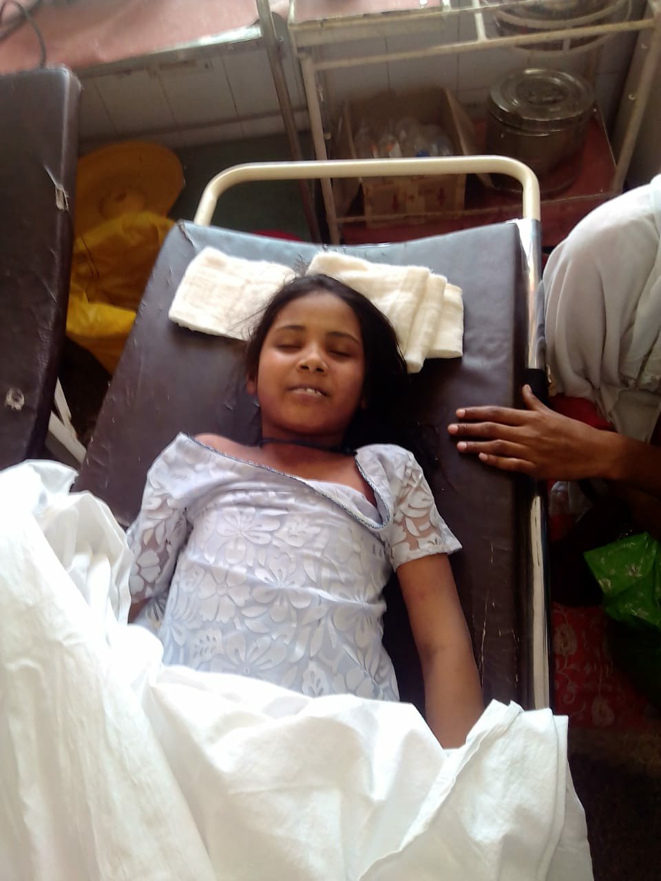 झांसी जिला चिकित्सालय के डाक्टरों की लापरवाही से 10 वर्षीय बच्ची की मौत, परिजनों ने लगाया गलत इंजेक्शन लगाने का आरोप | New India Times