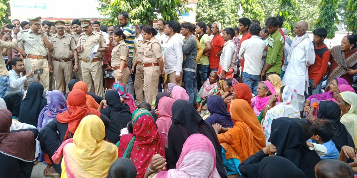 बहराइच जिला के थाना फखरपुर पुलिस पर निर्दोष व्यक्ति को चरस की बरामदगी दिखा कर जेल भेजने का आरोप, आक्रोशित सैकड़ों ग्रामीणों ने एसपी कार्यालय पर विरोध प्रदर्शन कर की निष्पक्ष जांच की मांग | New India Times