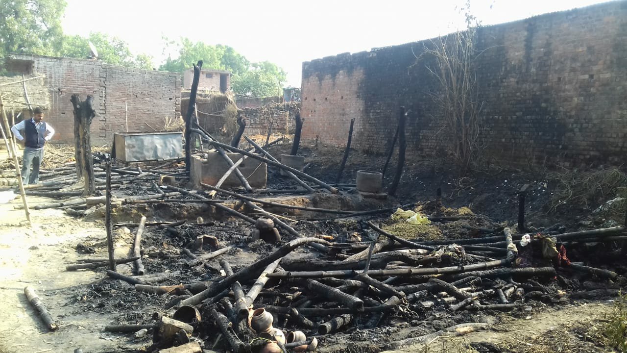 अचानक लगी आग से तीन घर जलकर राख | New India Times
