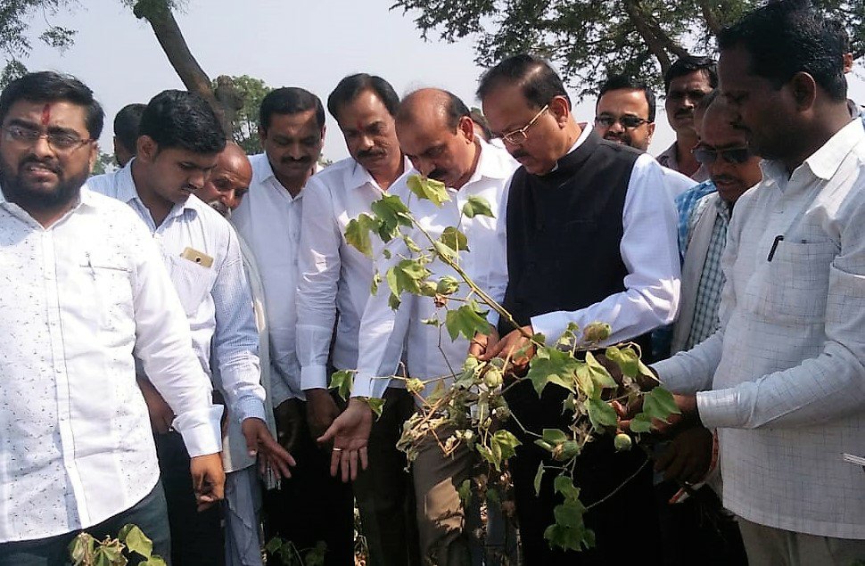 ज़िला सूखाग्रस्त केंद्र से आर्थिक सहायता प्राप्त करने के लिए करेंगे प्रयास: रक्षा राज्यमंत्री भामरे, प्रभावित क्षेत्रों का लिया जायजा और आर्थिक सहायता प्रदान करने का दिया आश्वासन | New India Times