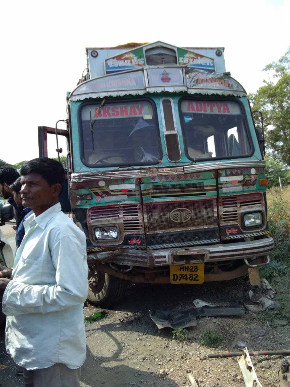 स्कूल वाहन व ट्रक के टक्कर में पिता -पुत्री की मौत, 10 छात्राएं घायल | New India Times