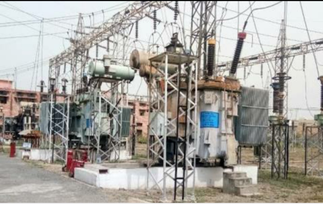 रिश्वत मांगने के आरोप में ठेकेदार के खिलाफ संविदा बिजली कर्मियों ने थाने में दर्ज कराया केस | New India Times