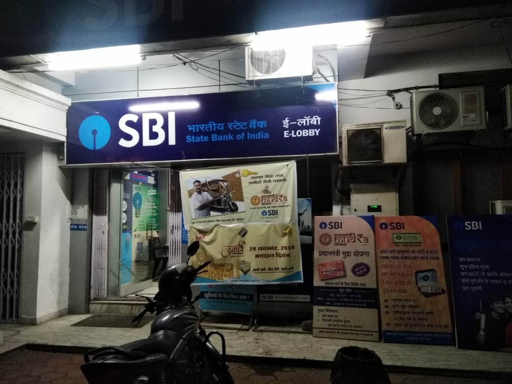 भोपाल के शाहजहाँनाबाद स्थित भारतीय स्टेट बैंक द्वारा आचार संहिता का किया जा रहा है उल्लंघन, शासन प्रशासन मौन | New India Times