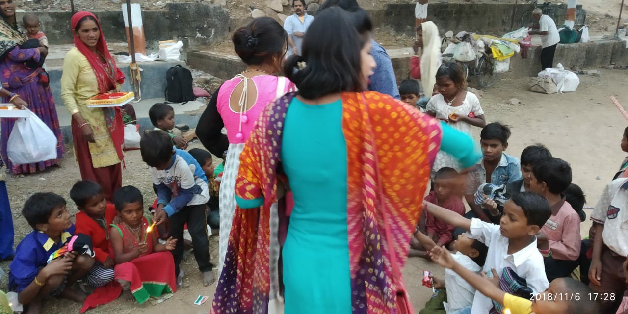 गरीबों के साथ न्यू इंडिया फाउंडेशन एनजीओ ने मनाई दिवाली | New India Times