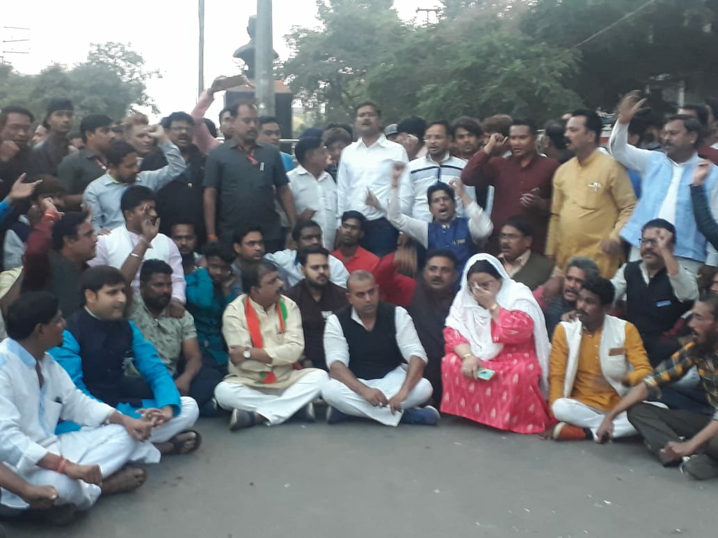 भोपाल के उत्तर विधानसभा में मतदान के दौरान बीजेपी व कांग्रेस कार्यकर्ताओं में हुई झड़प | New India Times