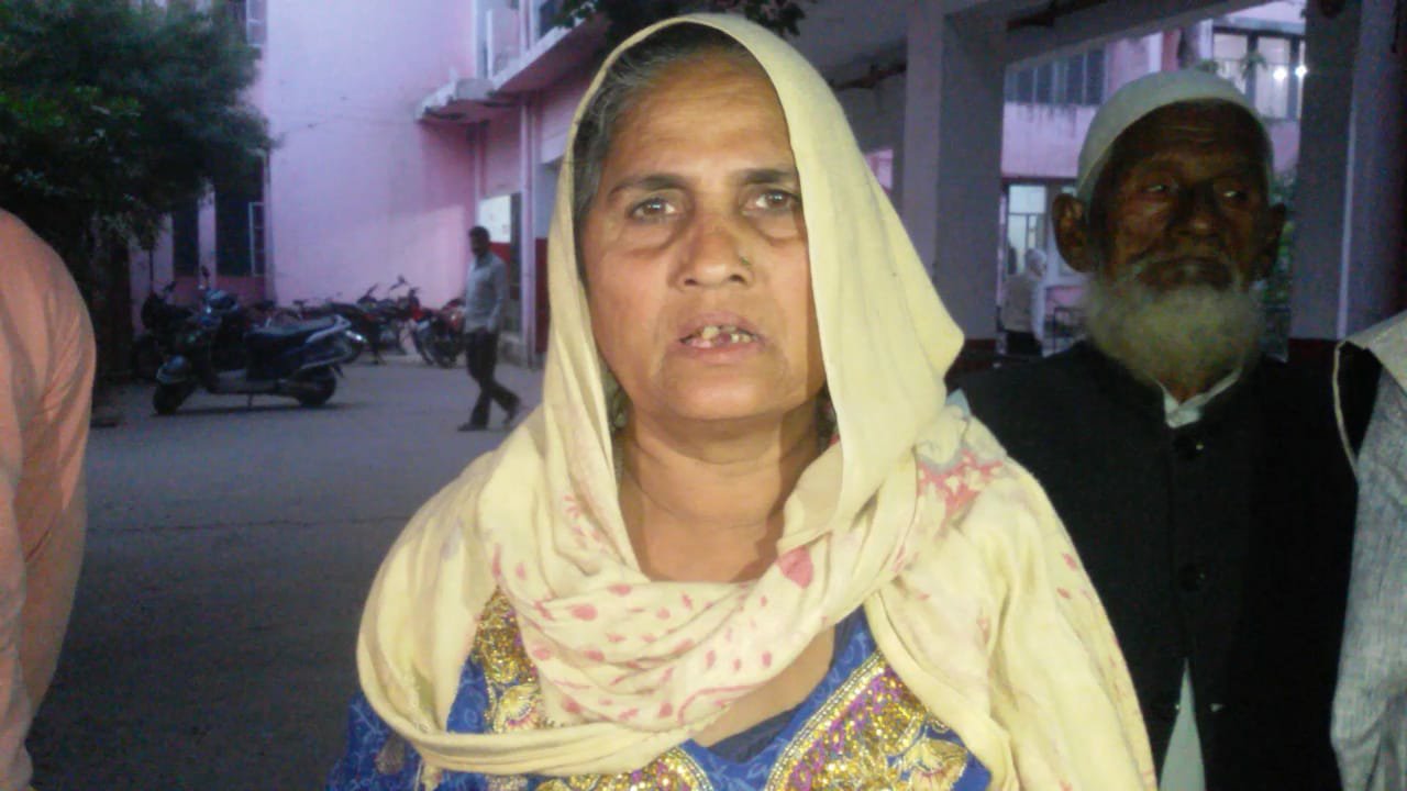 दबंगों ने किया बुजुर्ग महिला प्रधान पर जानलेवा हमला, पीड़िता अस्पताल में भर्ती | New India Times