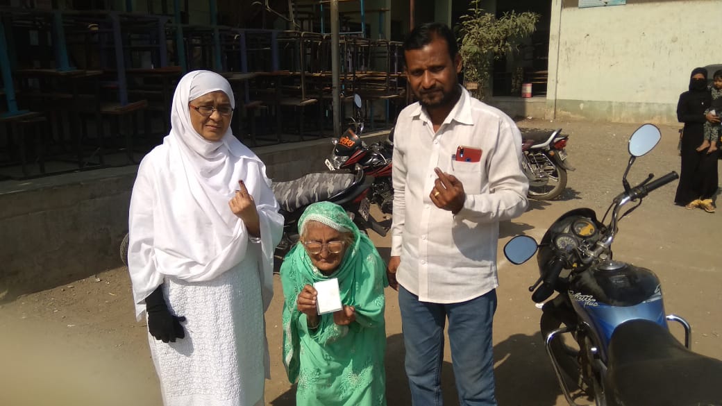 धुलिया मनपा चुनाव में एक 98 वर्षीय बुजुर्ग महिला ने किया अपने मताधिकार का प्रयोग | New India Times