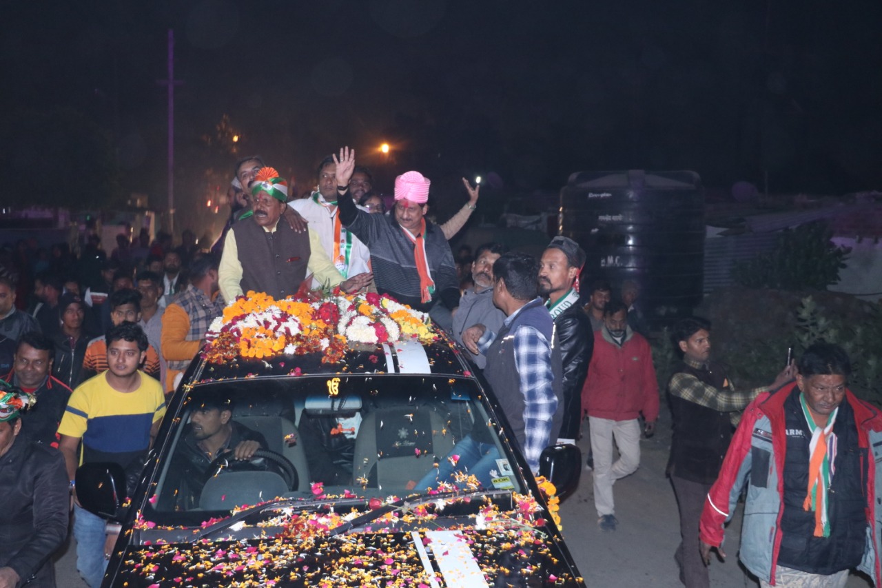 भोपाल के मध्य विधानसभा के विधायक आरिफ मसूद की आभार यात्रा में स्थानीय लोगों ने फूल माला पहनाकर किया ज़ोरदार स्वागत | New India Times