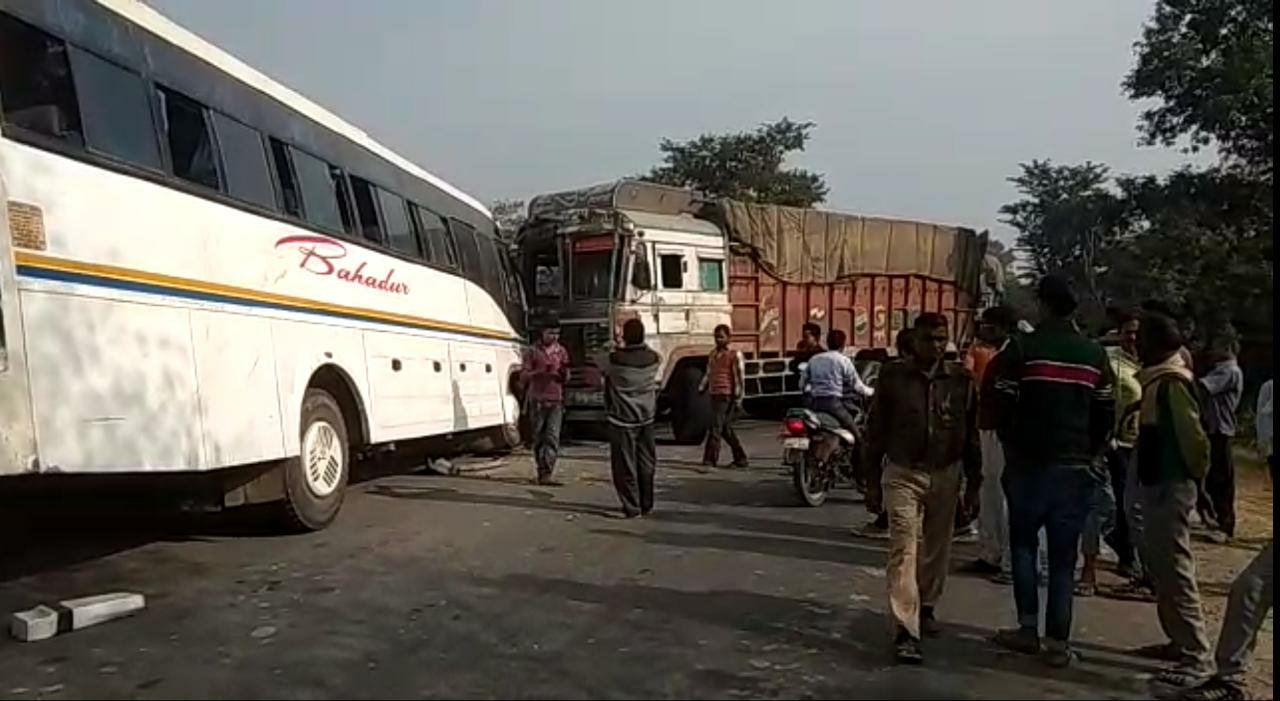 बुलंदशहर इजतिमा से वापस आ रही बस ट्रक से टकराई, लगभग दो दर्जन यात्री घायल | New India Times