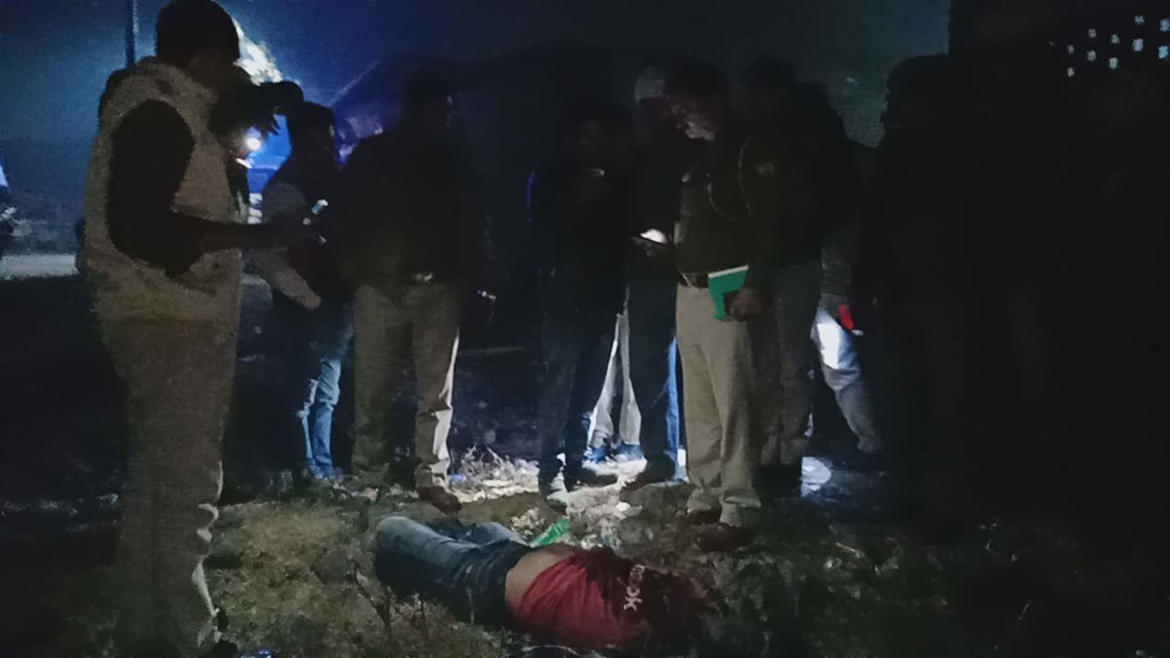 शराब के ठेके पर बियर पी रहे युवक को अज्ञात बदमाशों ने मारी गोली | New India Times