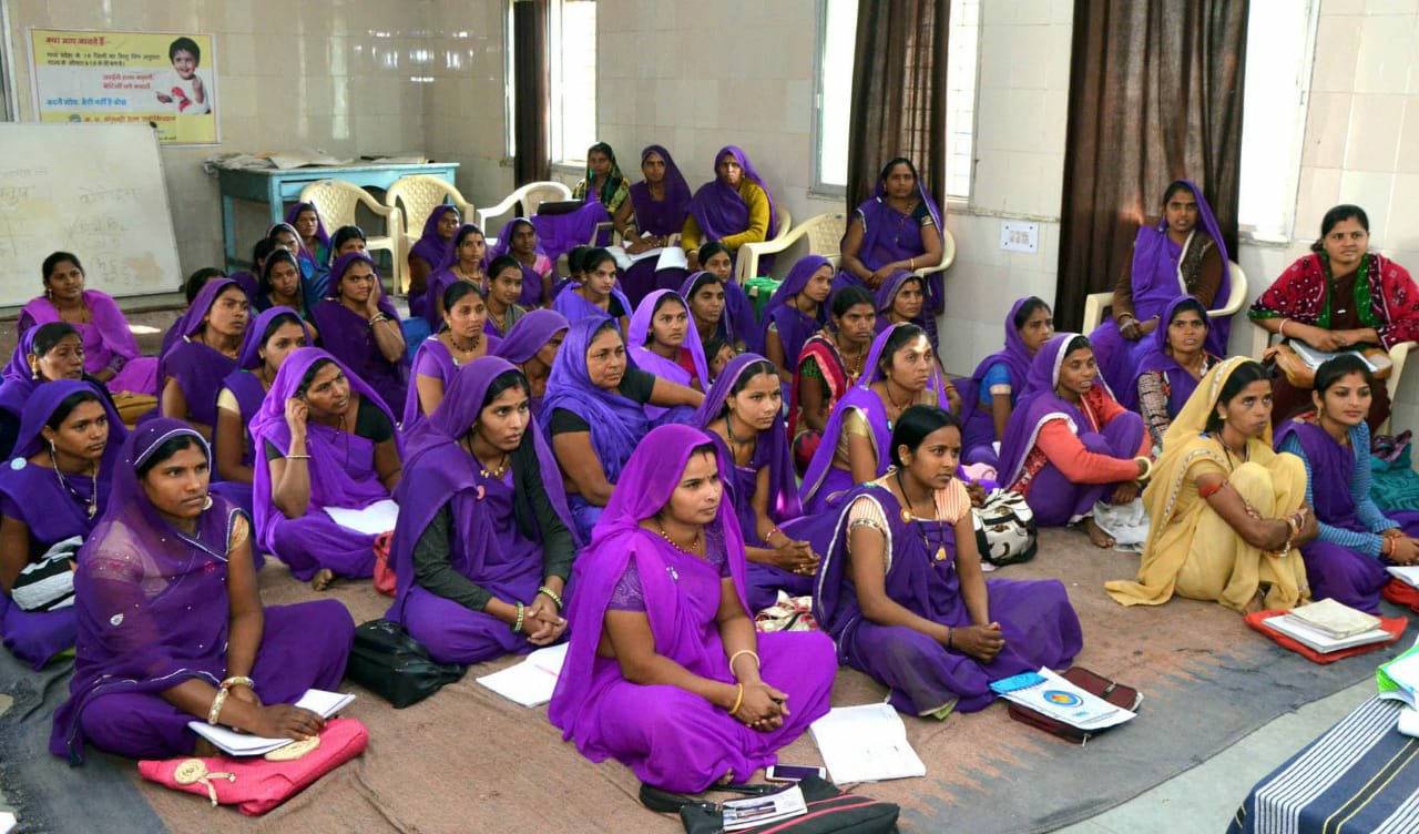 ग्राम तिरला मेंं विधिक सेवा के पेरालीगल वालेंटियर्स द्वारा महिलाओं को विधिक जागरूकता शिविर का आयोजन दी गई जानकारी | New India Times