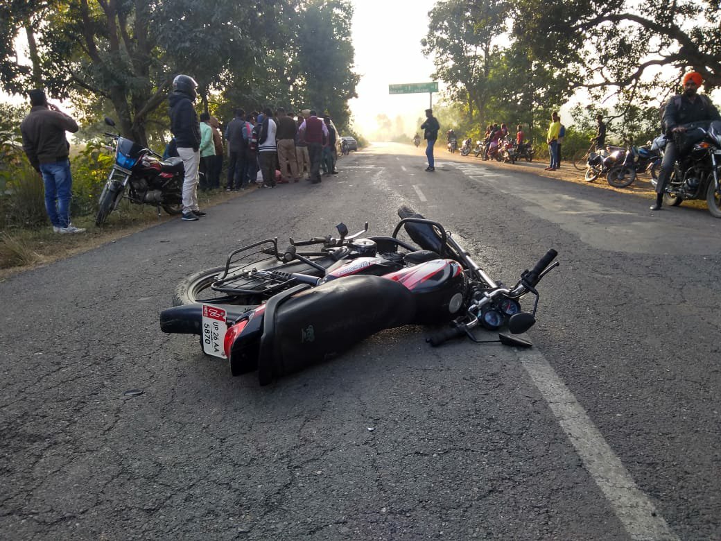 बाइक को कार ने सामने से मारी टक्कर, दो बाइक सवार गंभीर रूप से घायल | New India Times