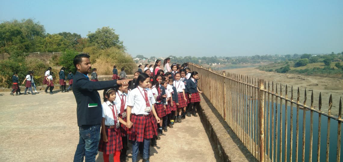 अर्वाचीन इंडिया स्कूल के बच्चों ने शाही किला एंव ताप्ती नदी का किया भ्रमण | New India Times