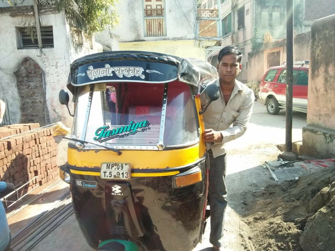 आटो रिक्शा चालक ने यात्री का बैग लौटाकर पेश की इमानदारी की मिसाल | New India Times