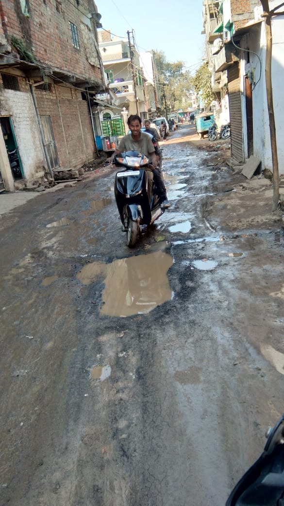 राजधानी भोपाल में सड़क पर बह रहा है गंदा पानी, नगर निगम बनी हुई है अंजान | New India Times