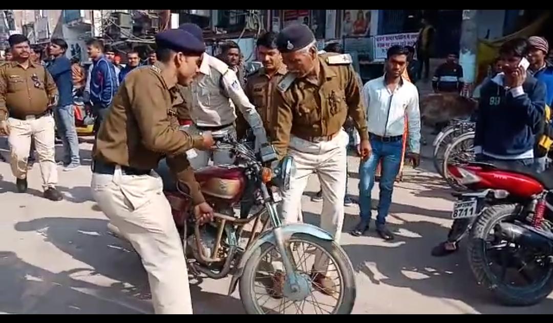 नो पार्किंग जोन में खड़े वाहनों पर यातायात पुलिस ने की चालानी कार्रवाई | New India Times