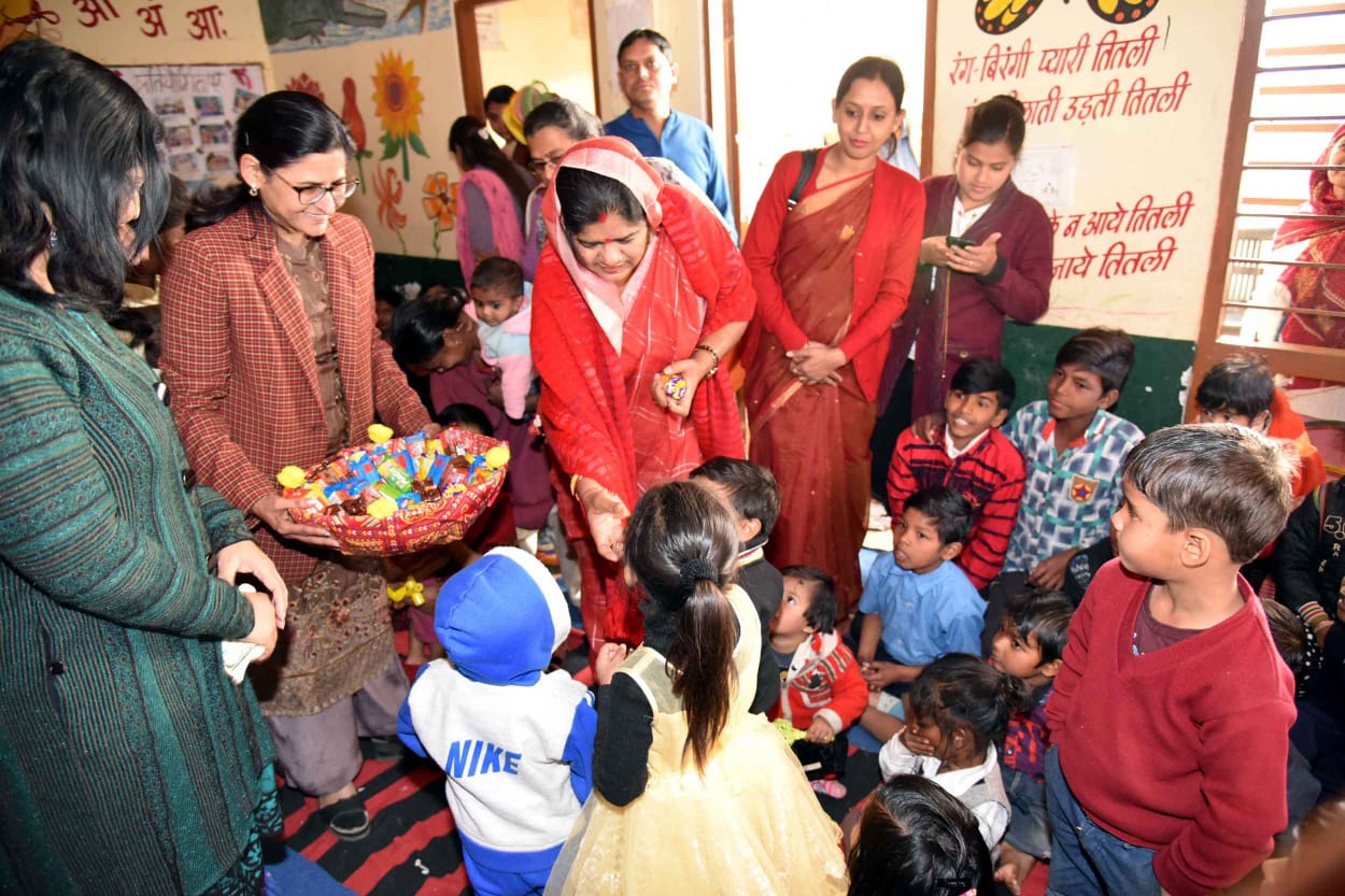 महिला बाल विकास मंत्री श्रीमती इमरती देवी ने आंगनवाड़ी केन्द्र का किया औचक निरीक्षण | New India Times