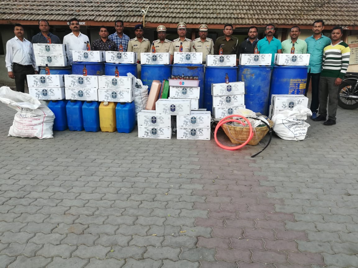 नकली शराब के अवैध कारखाने पर पुलिस का छापा, साढे तीन लाख की सामग्री बरामद, दो गिरफ्तार एक फरार | New India Times