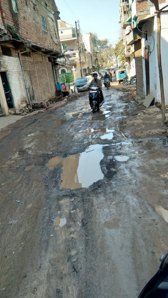 राजधानी भोपाल में सड़क पर बह रहा है गंदा पानी, नगर निगम बनी हुई है अंजान | New India Times