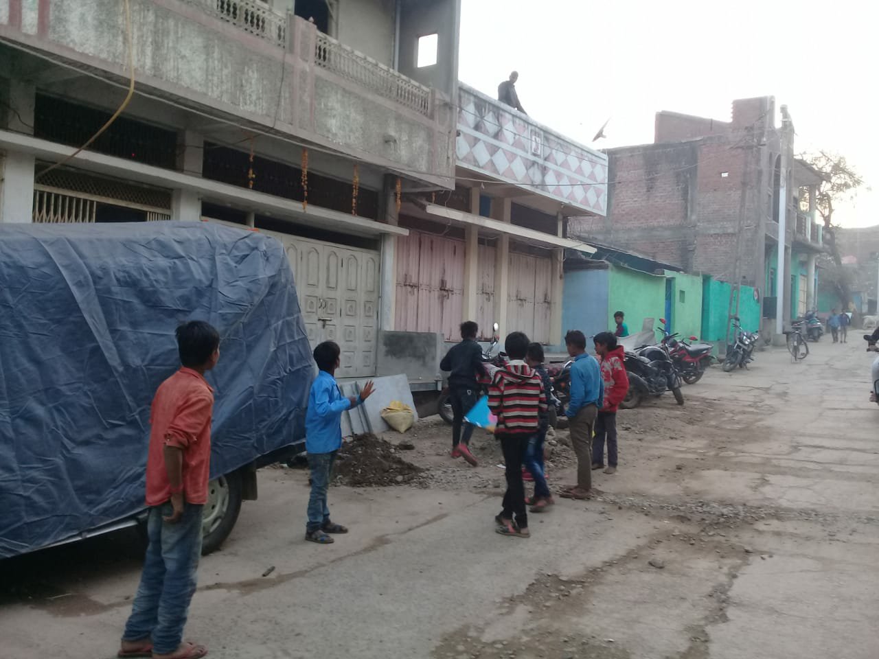 पतंग बाजी का खूमार: पतंग लूटने के चक्कर में बच्चे बेखबर होकर सड़कों पर लगा रहे हैं दाैड़, दुर्घटना का अंदेशा | New India Times