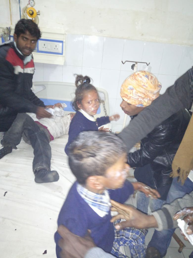 स्कूली वैन में फटा सिलेंडर, एक दर्जन बच्चे झुलसे, तीन की हालत गंभीर | New India Times