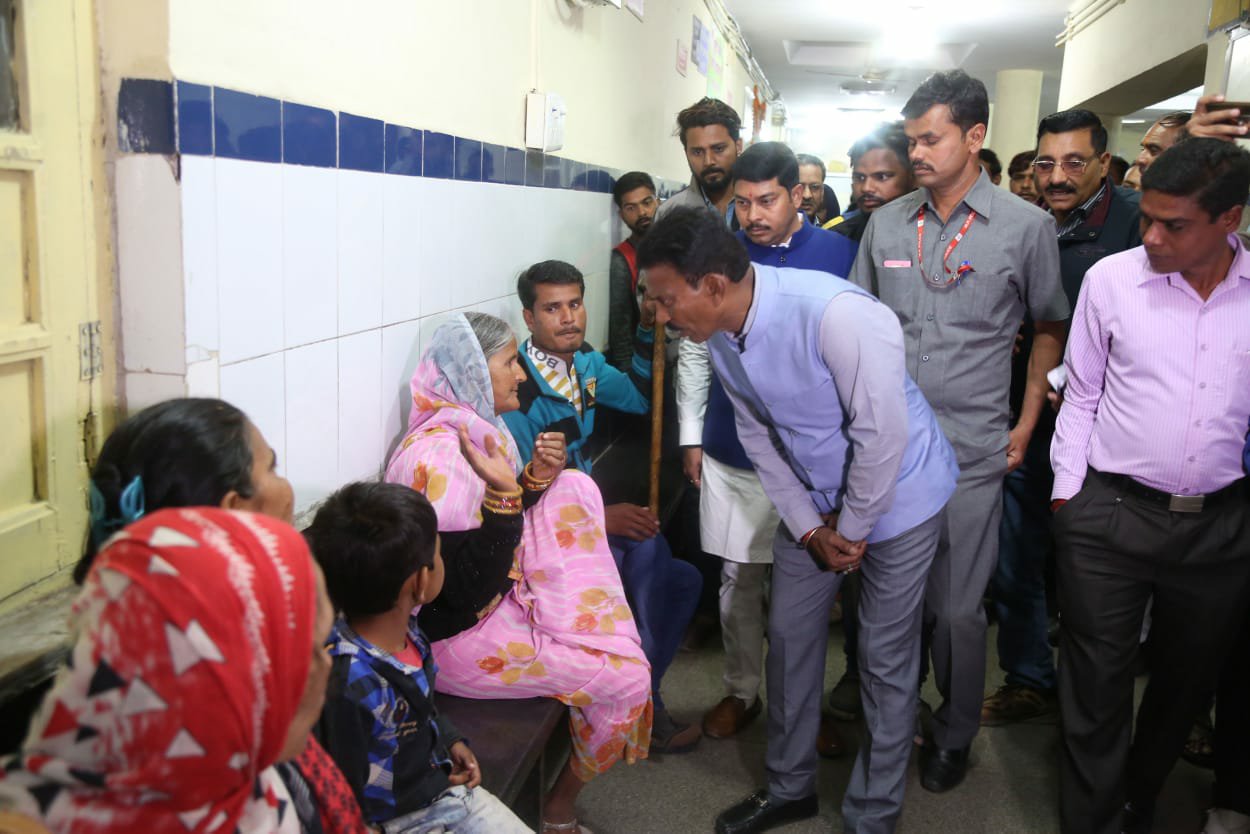 स्वास्थ्य मंत्री तुलसीराम सिलावट ने जे.पी. हॉस्पिटल का किया औचक निरीक्षण, लापरवाही पाये जाने पर एक डाॅक्टर सहित चार मेडिकल स्टॉफ के विरुद्ध दिए कार्यवाही के निर्देश | New India Times