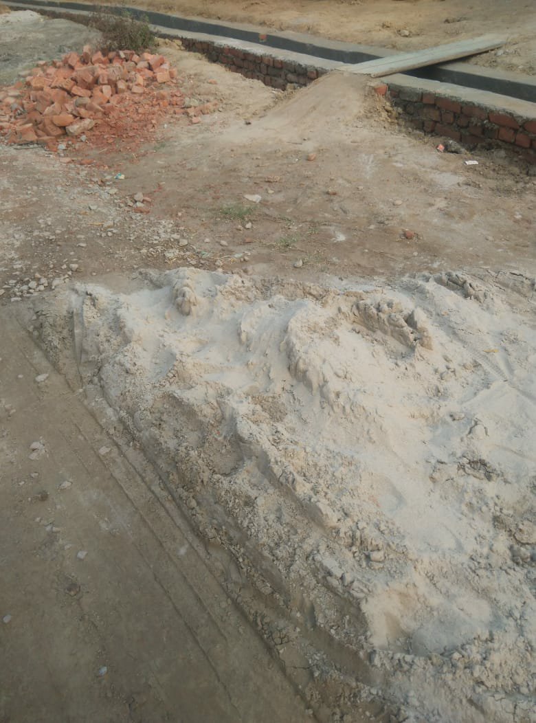 सड़क चौड़ीकरण के लिए बनाए जा रहे नाली निर्माण में ठेकेदार ने किया घटिया सामग्री का इस्तेमाल | New India Times
