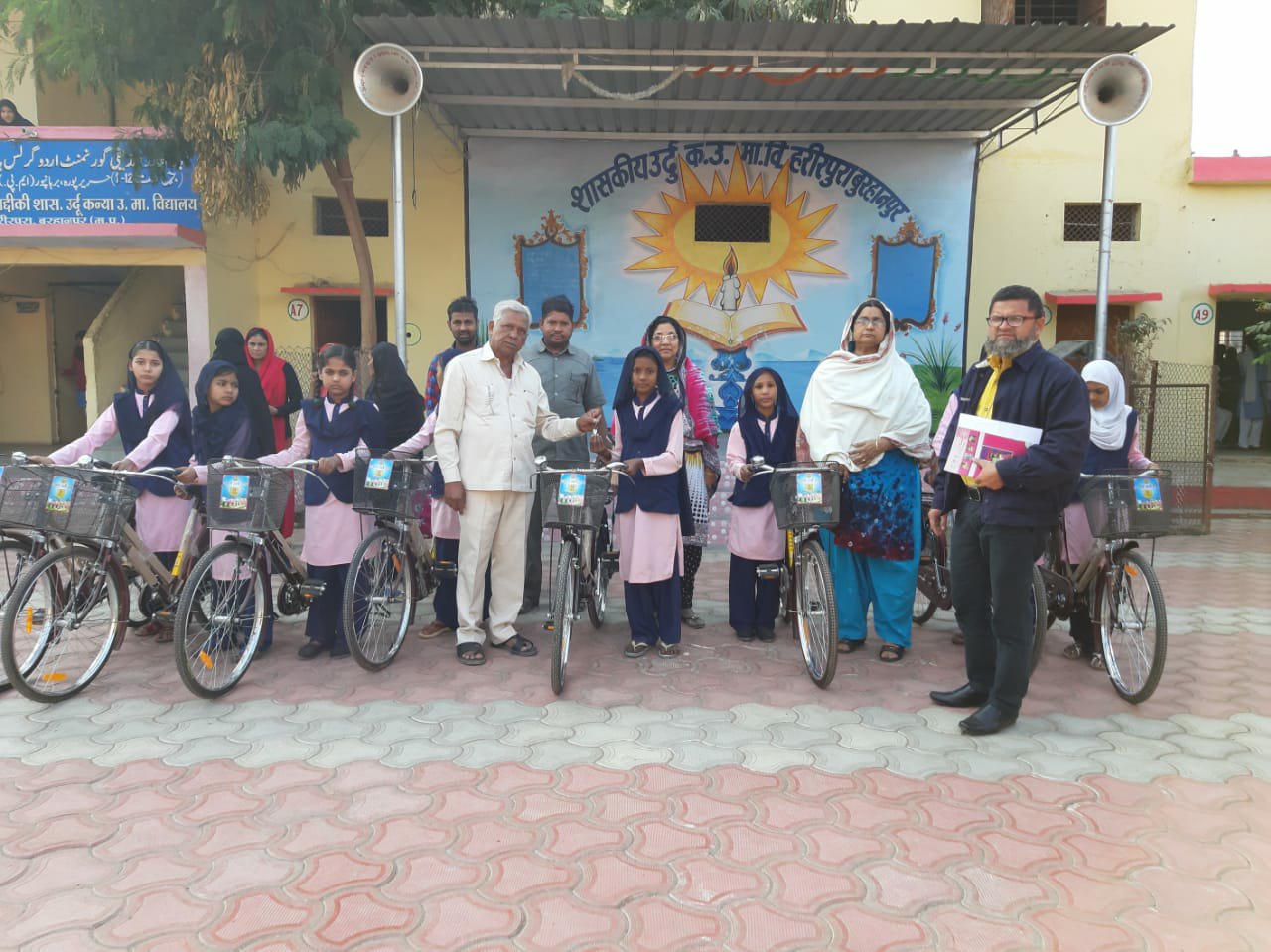 शासकीय उर्दू स्कूल में बांटे साइकिल | New India Times