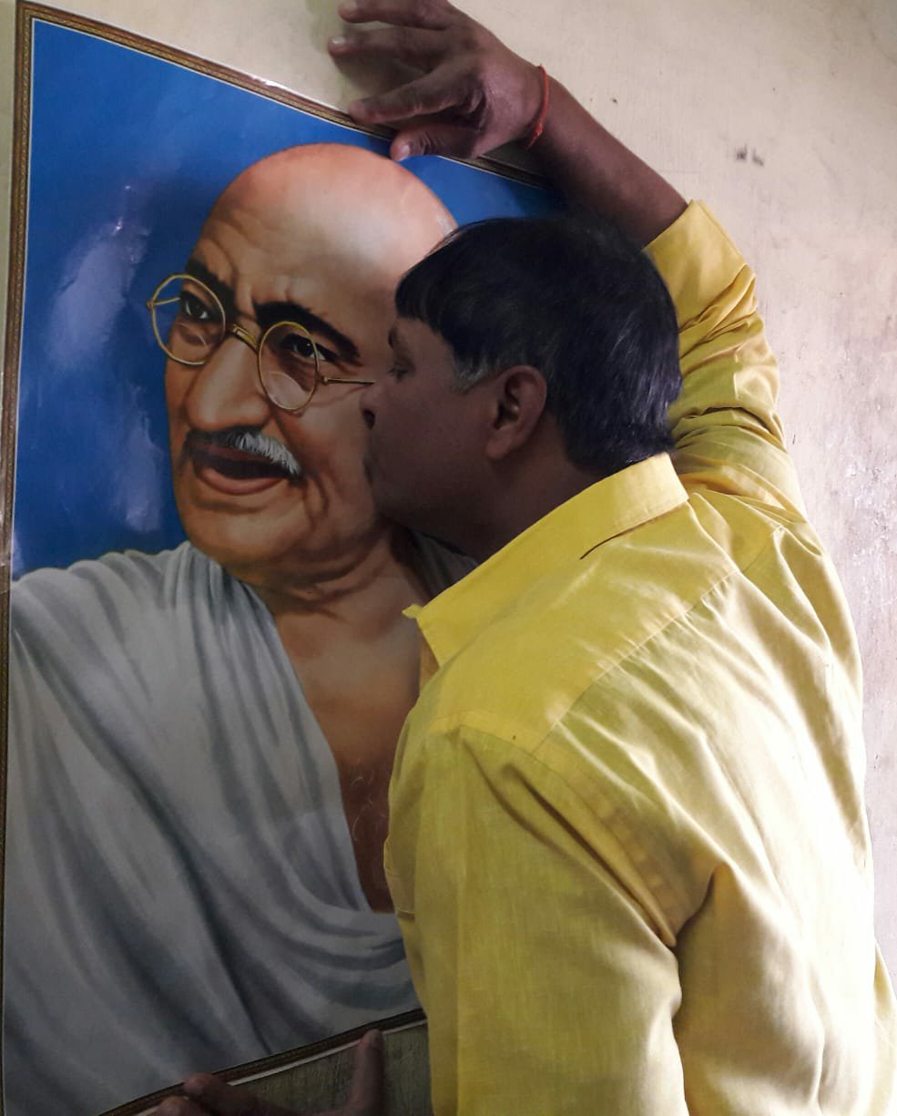 'आई लव यू बापू' तस्वीर चूमते विजय शंकर यादव ने कहा तुम नफरत फैलाओ हम प्यार फैलाएंगे | New India Times
