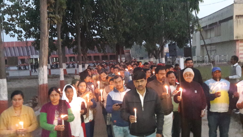 पुलवामा में शहीद हुए वीर शहीदों की शहादत के सम्मान में शिक्षकों ने निकाला कैंडल मार्च | New India Times