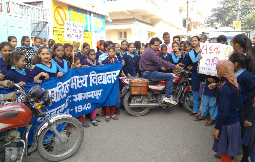 महालक्ष्मी कन्या मध्य विद्यालय कहलगांव भागलपुर की छात्राओं ने चलाया सड़क सुरक्षा अभियान | New India Times
