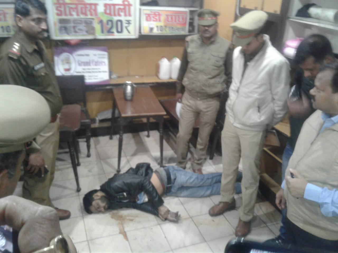 रोडवेज बस स्टॉप के सामने गोली मार कर युवक की हत्या, भीड़ से घिरता देख हमलावर ने खुद को ढाबे में किया बंद | New India Times